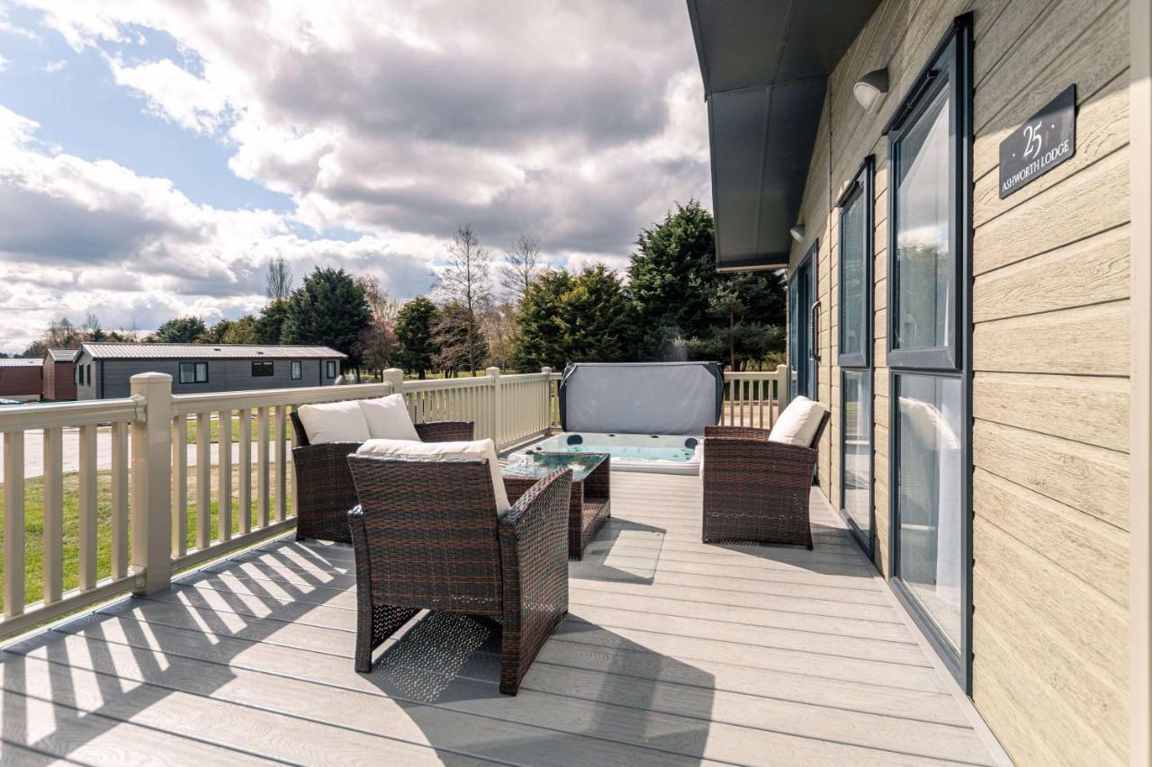 Ashworth Lodge With Hot Tub Barmby on the Moor Exterior photo