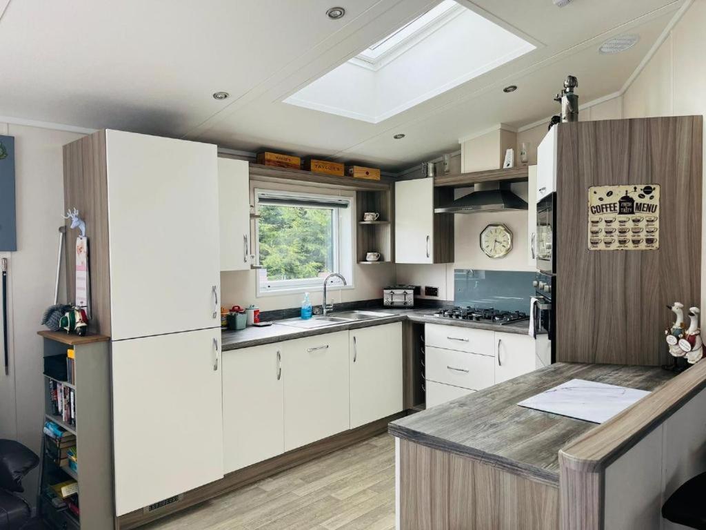 Ashworth Lodge With Hot Tub Barmby on the Moor Room photo
