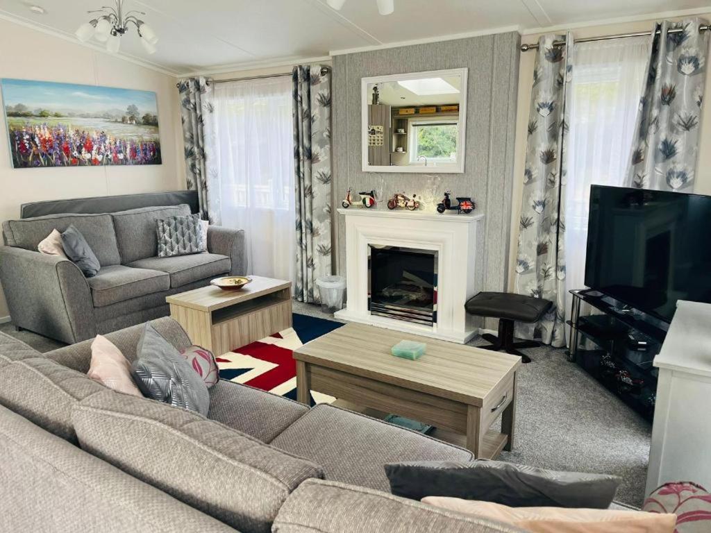 Ashworth Lodge With Hot Tub Barmby on the Moor Room photo