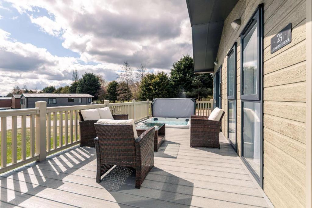 Ashworth Lodge With Hot Tub Barmby on the Moor Room photo