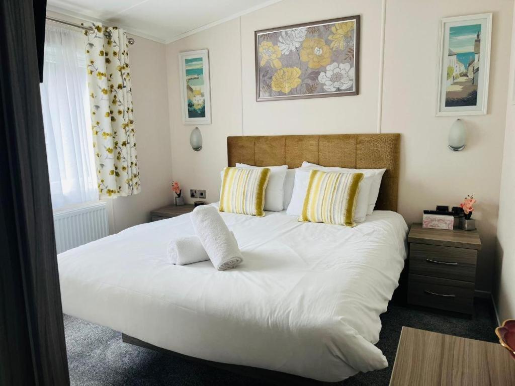Ashworth Lodge With Hot Tub Barmby on the Moor Room photo
